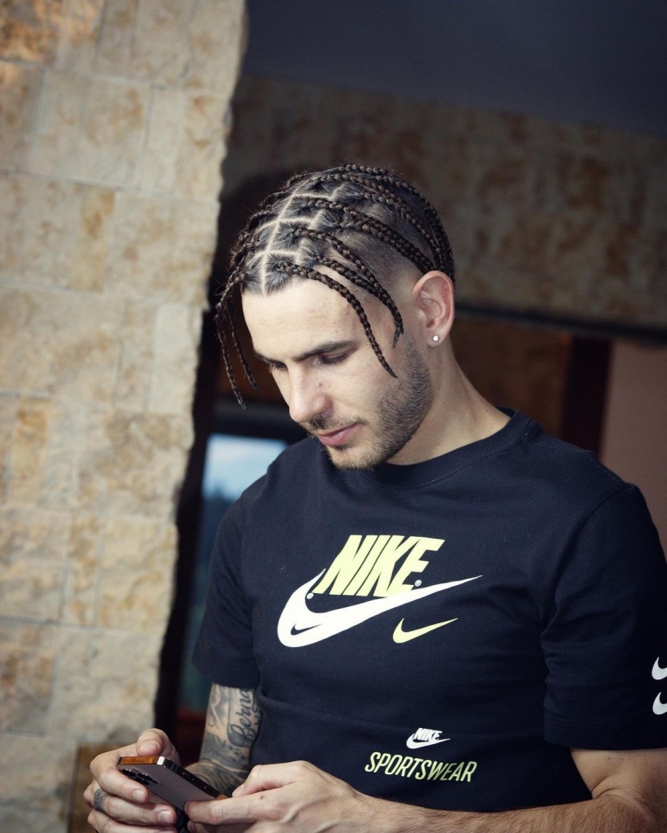 向格纳布里学习?卢卡斯晒脏辫造型潮流范十足