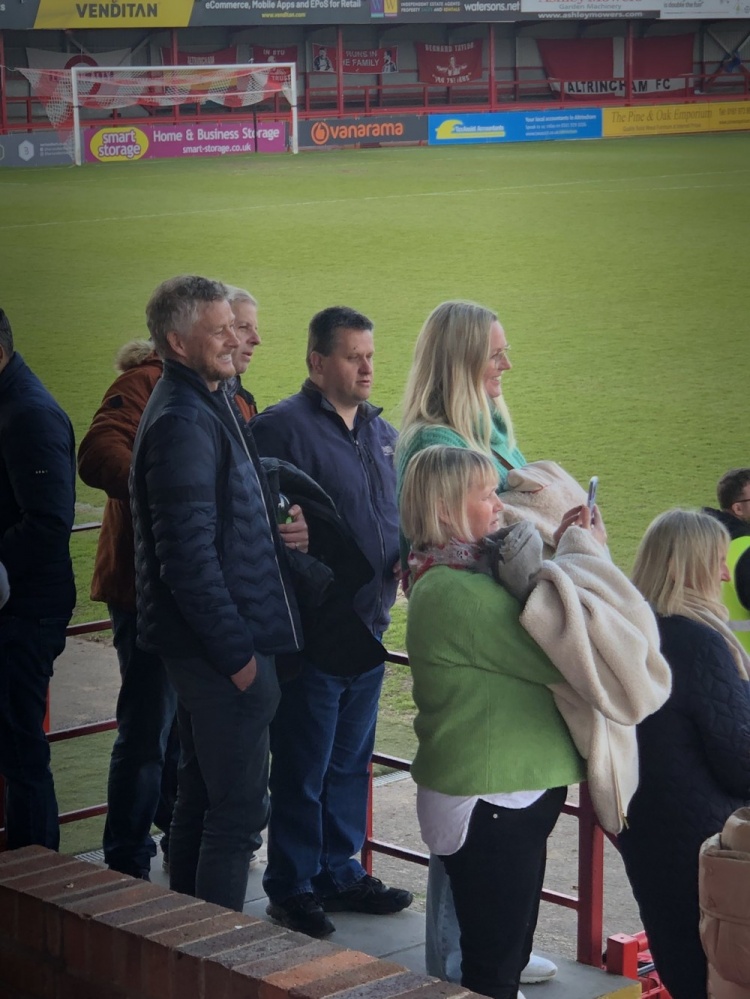 女儿随曼联U21以6-2战胜切尔西青训联赛夺冠,索帅场边观战