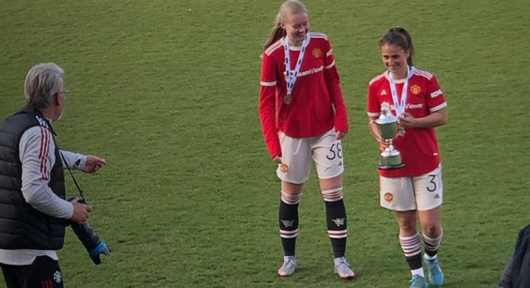 女儿随曼联U21以6-2战胜切尔西青训联赛夺冠,索帅场边观战