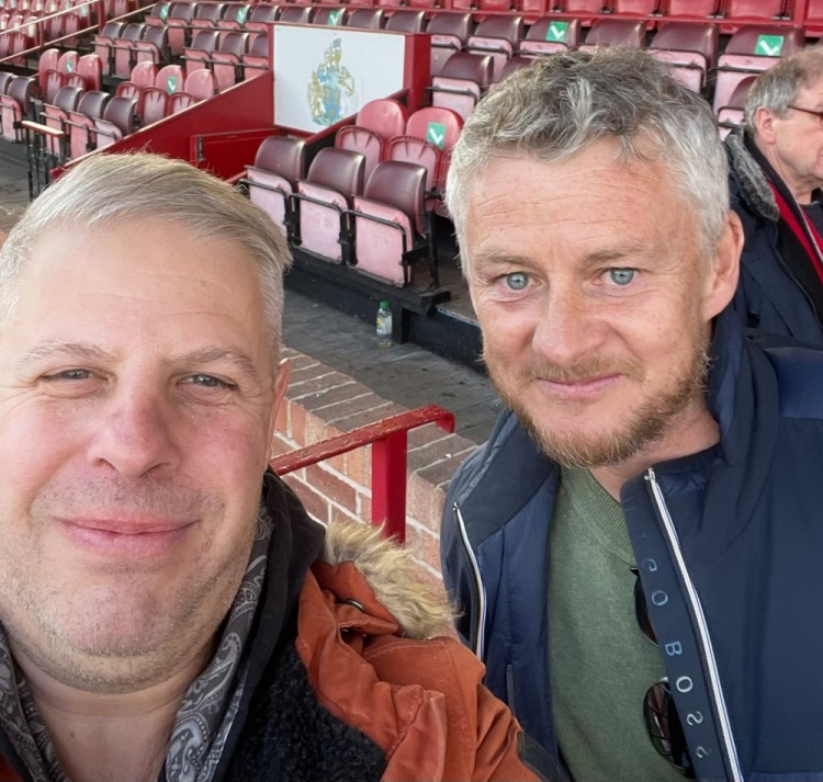 女儿随曼联U21以6-2战胜切尔西青训联赛夺冠,索帅场边观战