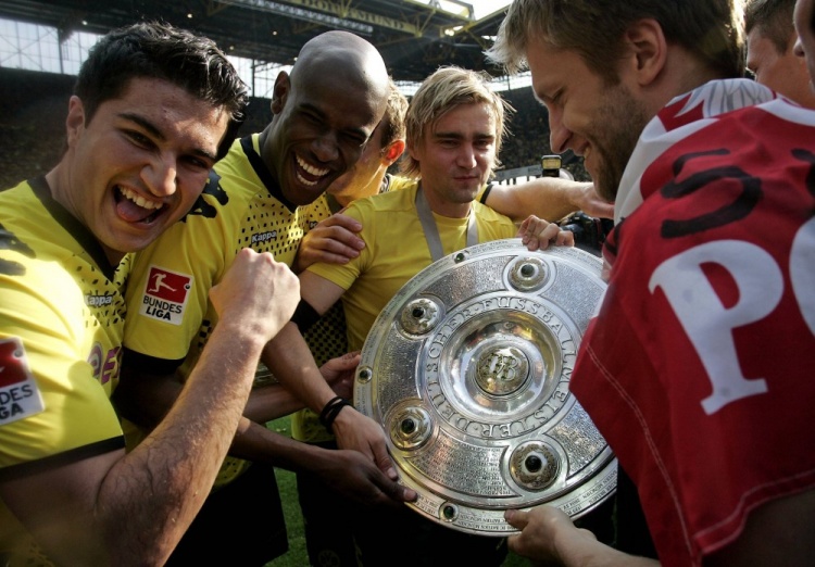 ?还记得渣叔、莱万的那支大黄蜂吗？多特晒图庆德甲夺冠11周年