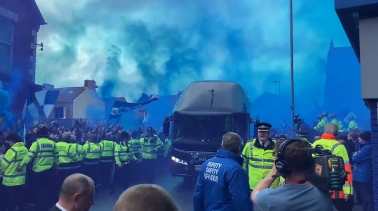 为保级而战!埃弗顿球迷夹道欢迎球队大巴,营造蓝色海洋