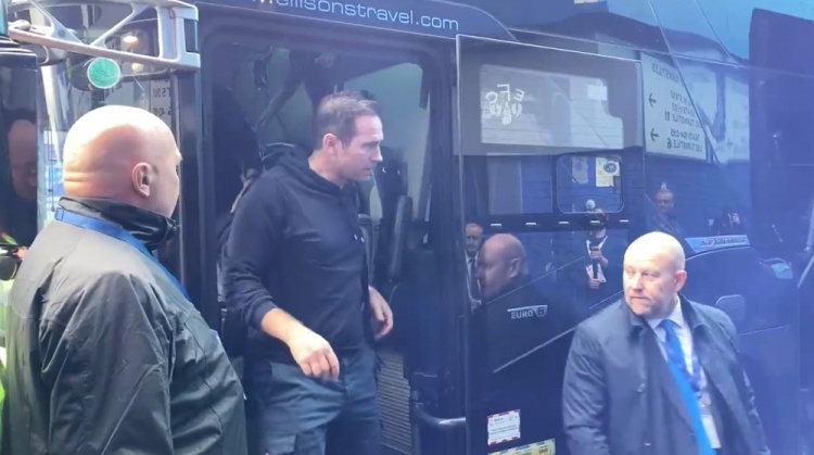 为保级而战!埃弗顿球迷夹道欢迎球队大巴,营造蓝色海洋