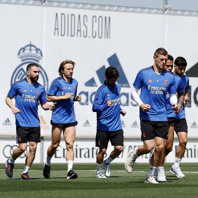 给西甲冠军们颁个劳模奖不过分吧！皇马球员备战欧冠训练照