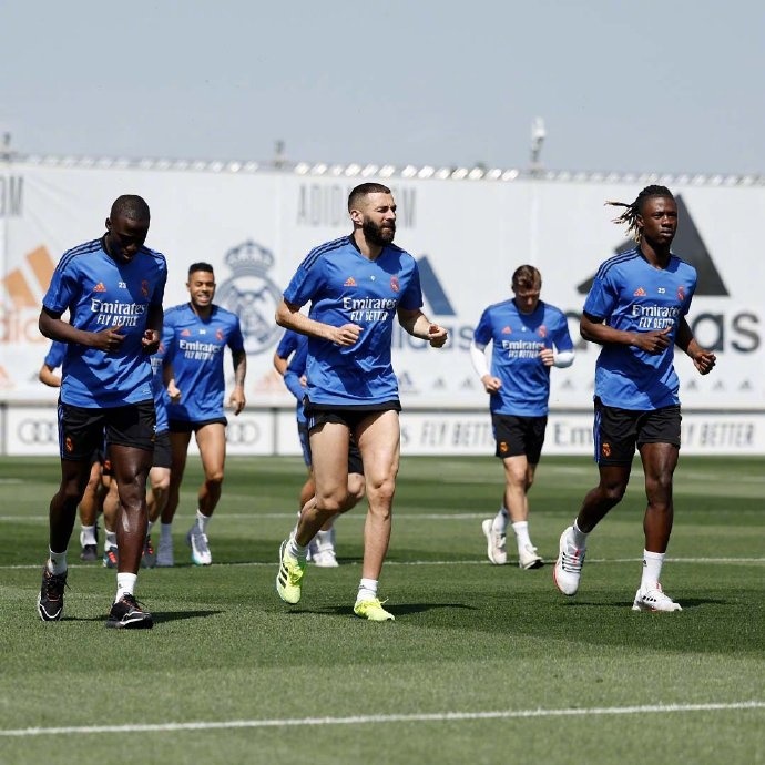 给西甲冠军们颁个劳模奖不过分吧！皇马球员备战欧冠训练照