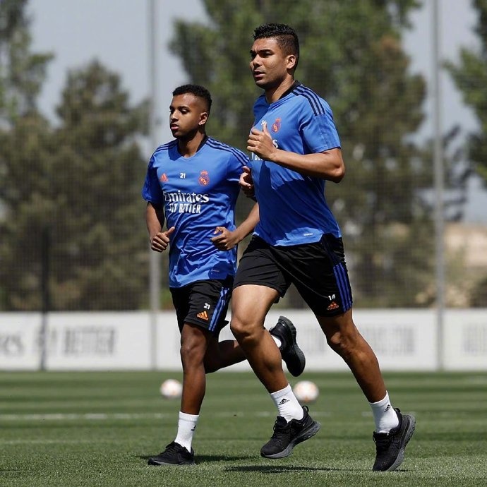 给西甲冠军们颁个劳模奖不过分吧！皇马球员备战欧冠训练照