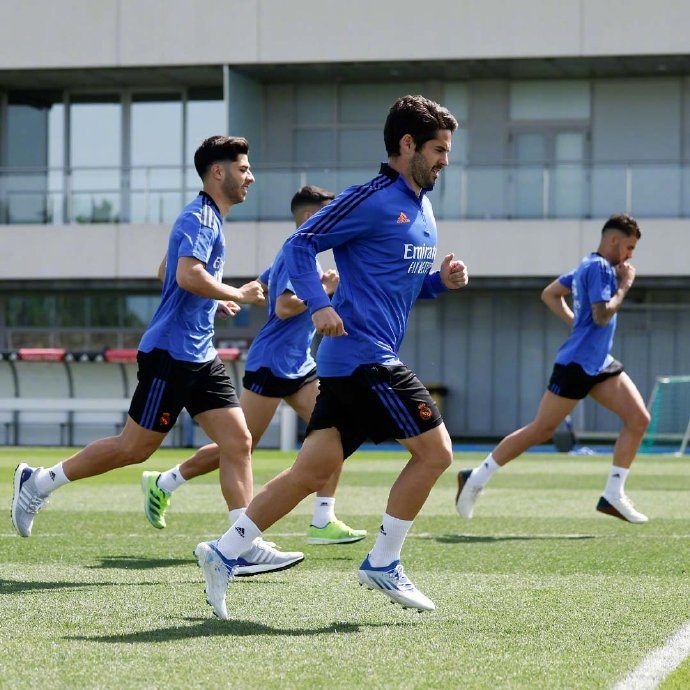 给西甲冠军们颁个劳模奖不过分吧！皇马球员备战欧冠训练照