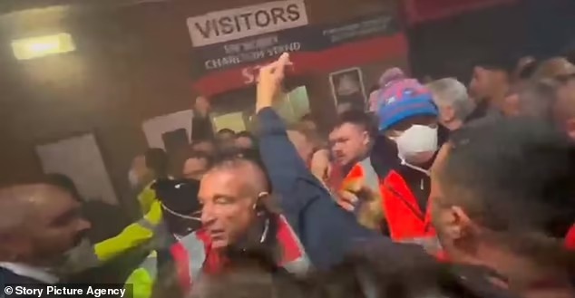 每日邮报:在和布伦特福德比赛前,曼联球迷与对方球迷发生冲突