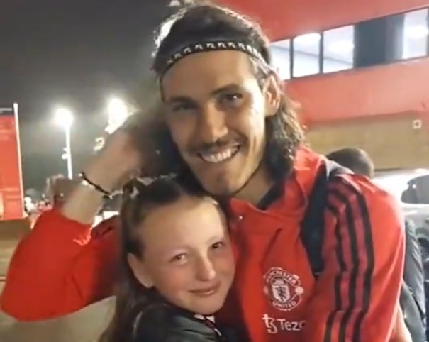 爱你❤️女孩哭着求卡瓦尼别走，后者温柔安抚拥抱合影