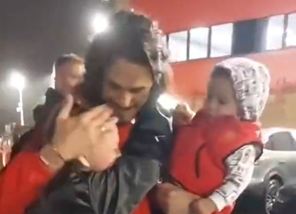 爱你❤️女孩哭着求卡瓦尼别走，后者温柔安抚拥抱合影