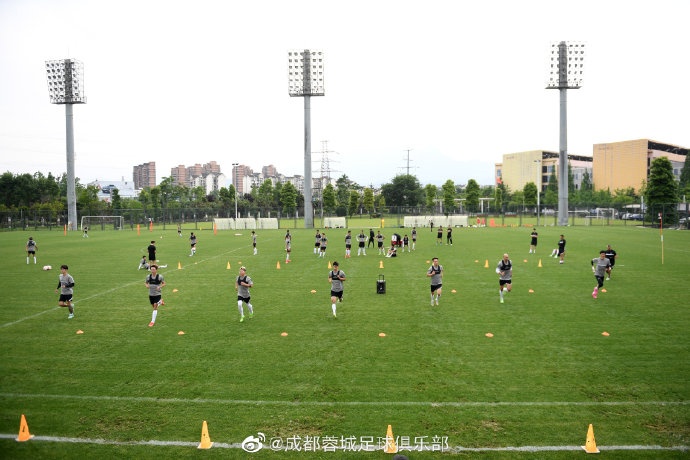 假期结束回归训练第一天,教练组给大家安排体能测试