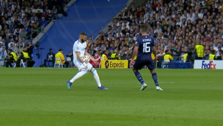 男人都懂的痛！本泽马被击中要害部位，痛苦倒地