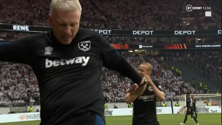 愤怒无比莫耶斯！球童将球抛给莫耶斯，后者将球踢飞被出示红牌