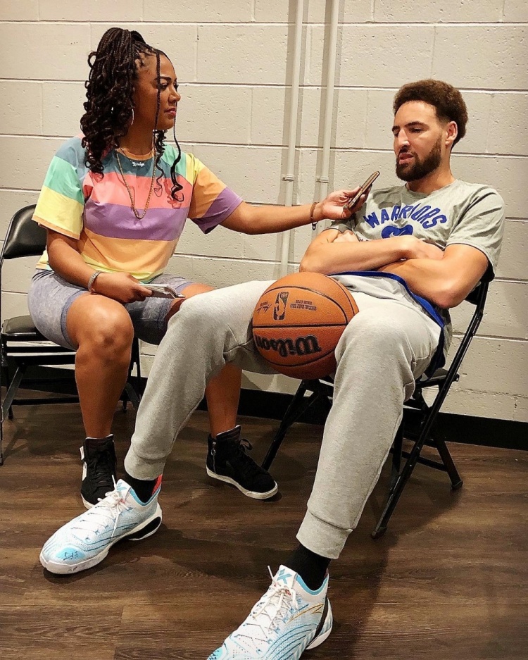 保持手感！克莱接受记者采访时随身带着篮球