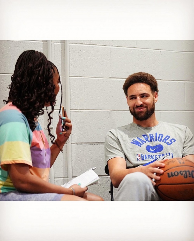 保持手感！克莱接受记者采访时随身带着篮球