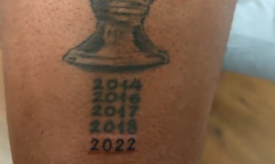 ?️更新！马塞洛在左大腿欧冠大耳朵杯纹身图案加上数字：2022