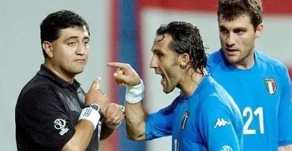谁是少林足球？02年韩国vs意大利：马尔蒂尼遭爆头、科科血流满面