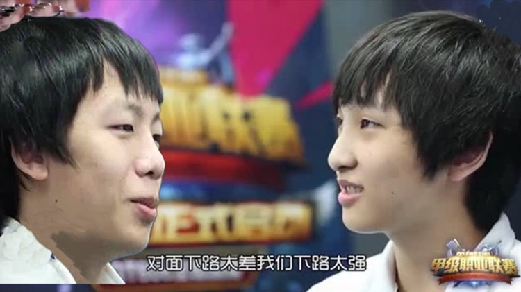 图为早前Xiye与Smlz两人在甲级职业联赛中的采访