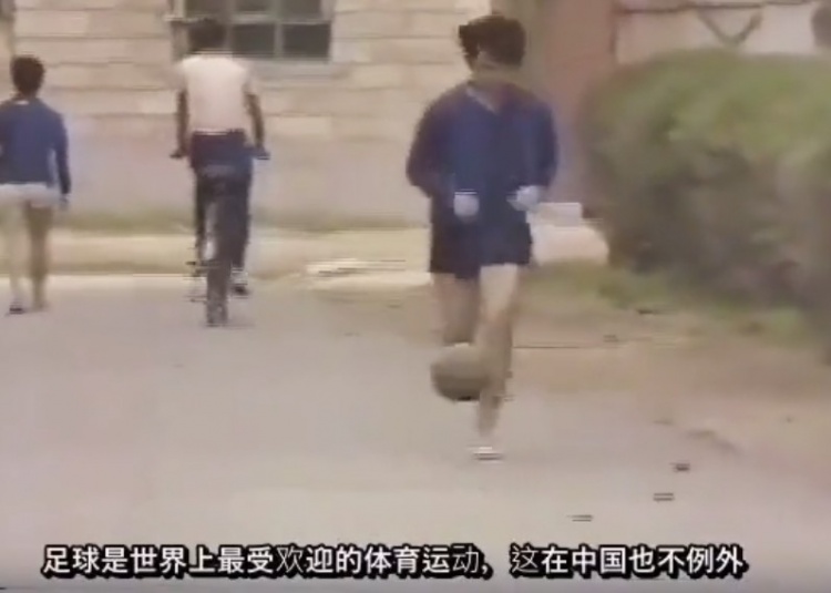 80年代日媒报道中国足球氛围视频！杨旭：记得街上都是踢球的孩子