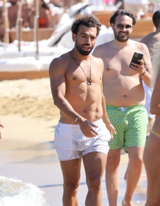 八块腹肌！太阳报：续约心情大好，萨拉赫沙滩度假秀健壮身材