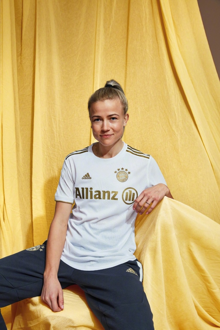 拜仁新赛季客场球衣：优雅白金配色，穆勒、帕瓦尔、格纳布里出镜