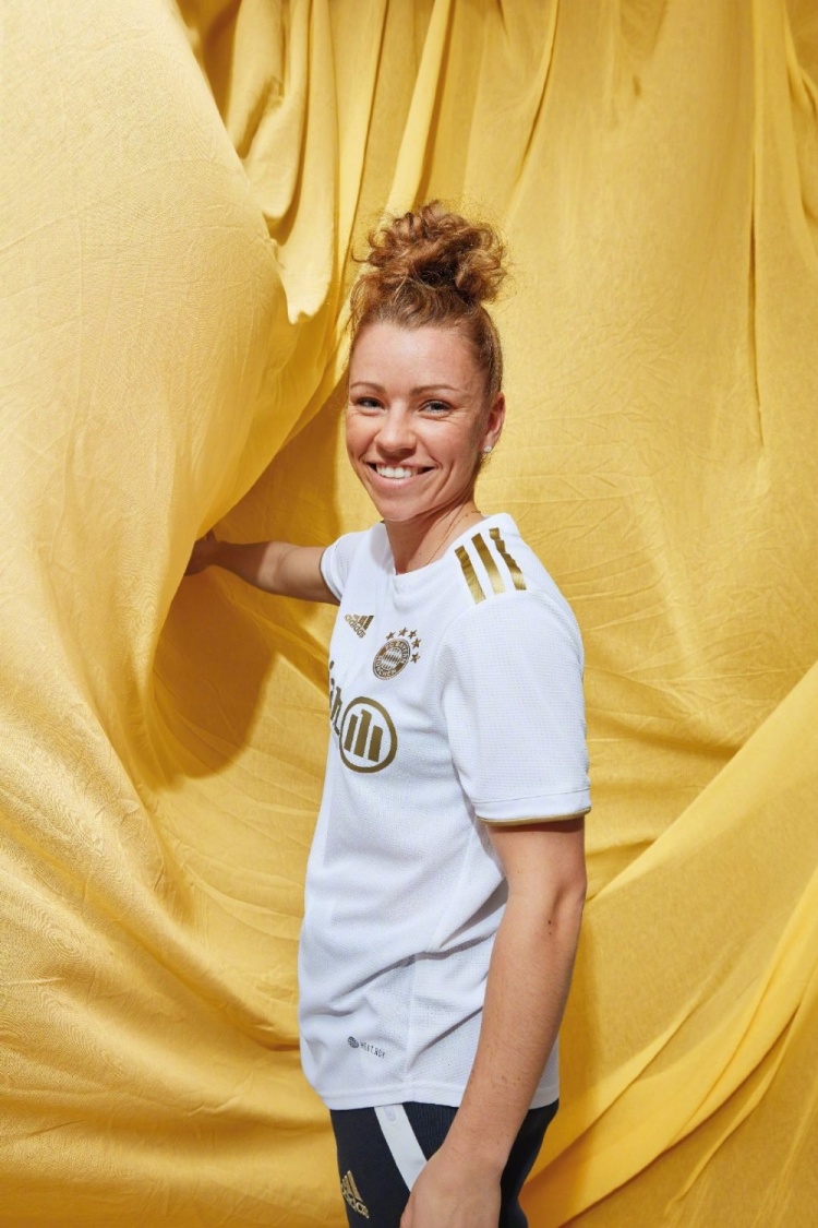 拜仁新赛季客场球衣：优雅白金配色，穆勒、帕瓦尔、格纳布里出镜