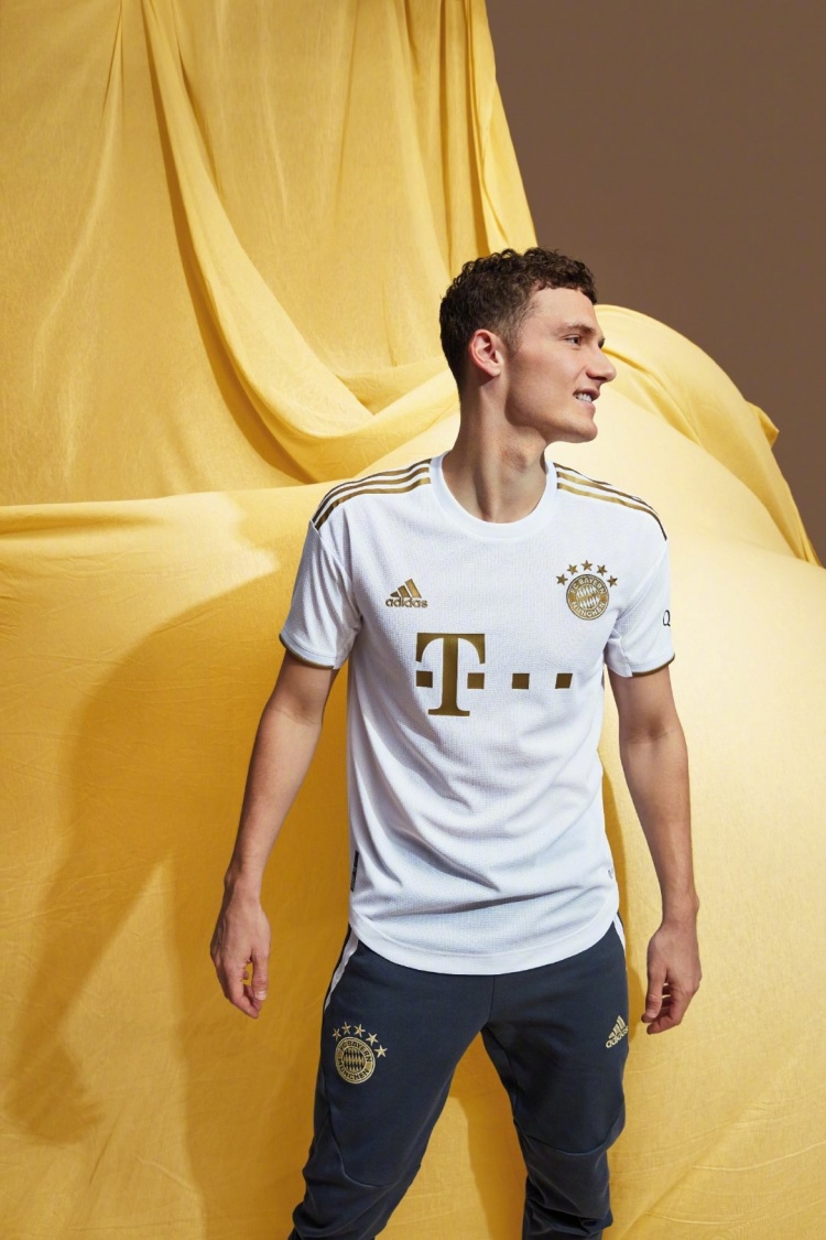 拜仁新赛季客场球衣：优雅白金配色，穆勒、帕瓦尔、格纳布里出镜