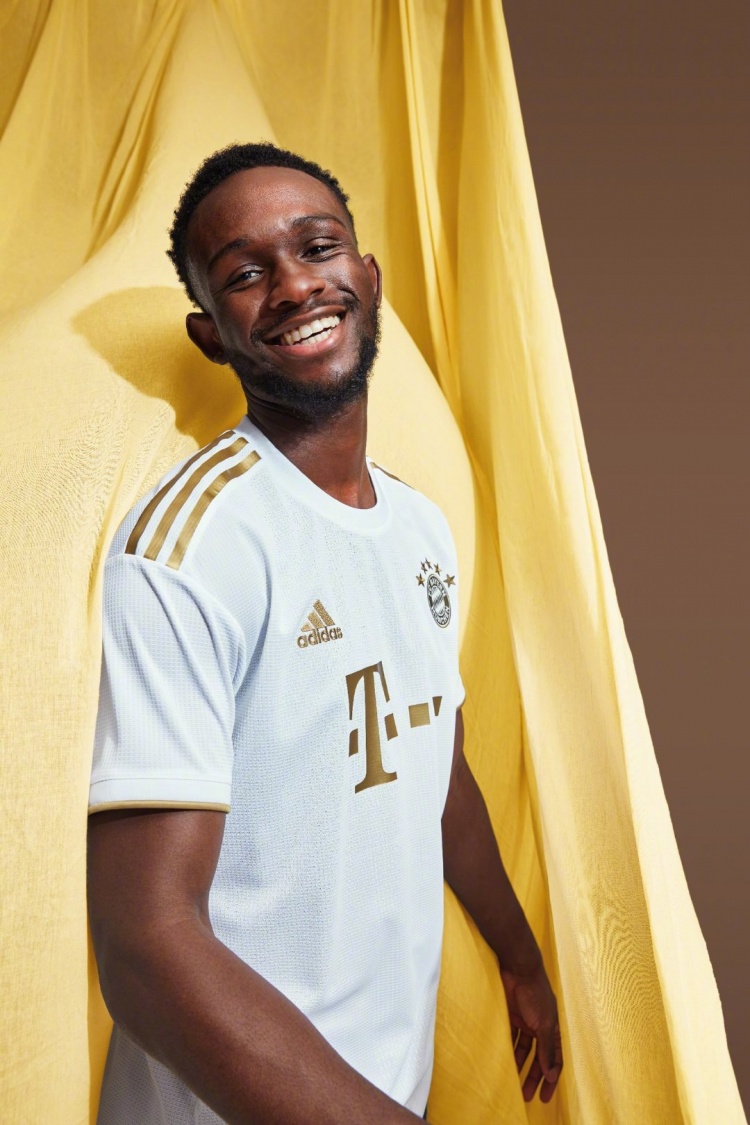 拜仁新赛季客场球衣：优雅白金配色，穆勒、帕瓦尔、格纳布里出镜