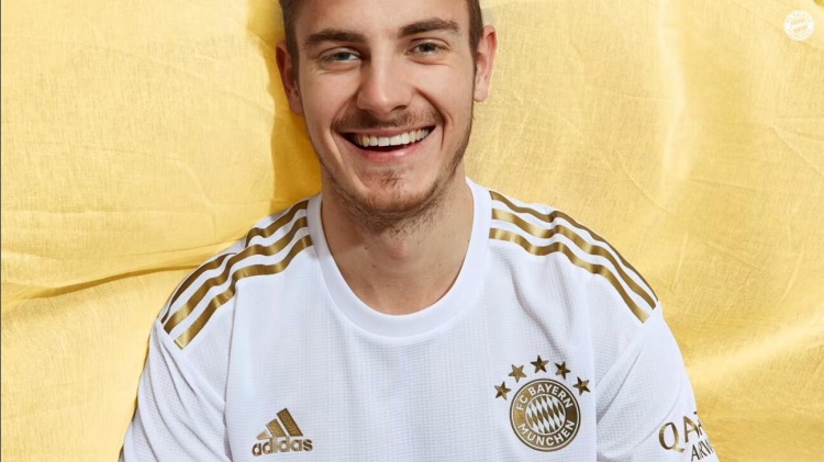 拜仁新赛季客场球衣：优雅白金配色，穆勒、帕瓦尔、格纳布里出镜