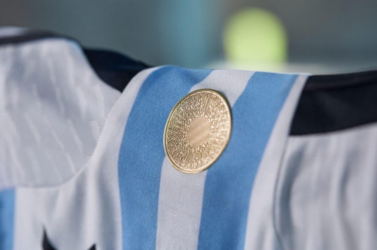 ⚪?阿根廷发布世界杯主场球衣！梅西身穿蓝白间条衫出镜