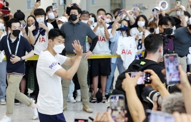 太有面子了?热刺抵达韩国机场，受到当地球迷热烈欢迎