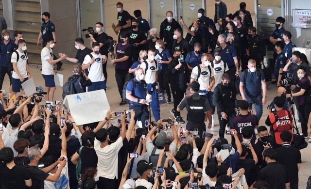 太有面子了?热刺抵达韩国机场，受到当地球迷热烈欢迎