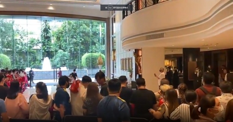 人声鼎沸！众多球迷在曼联入住的曼谷酒店等待球员
