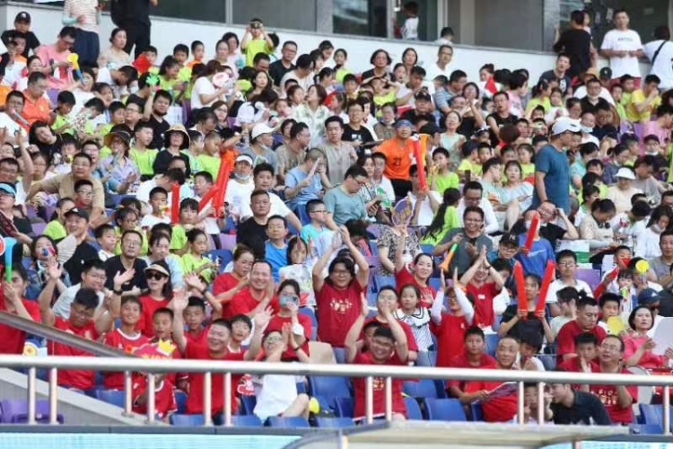 第一届中国青少年足球联赛正式启动，3000余名师生和家长参与仪式