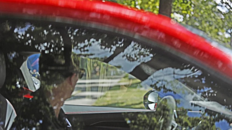 图片报：莱万周二开了三辆不同的车，红色奥迪车为他的新座驾