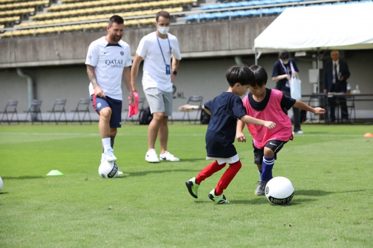 最大牌的陪练！梅西、姆巴佩指导日本小朋友踢球