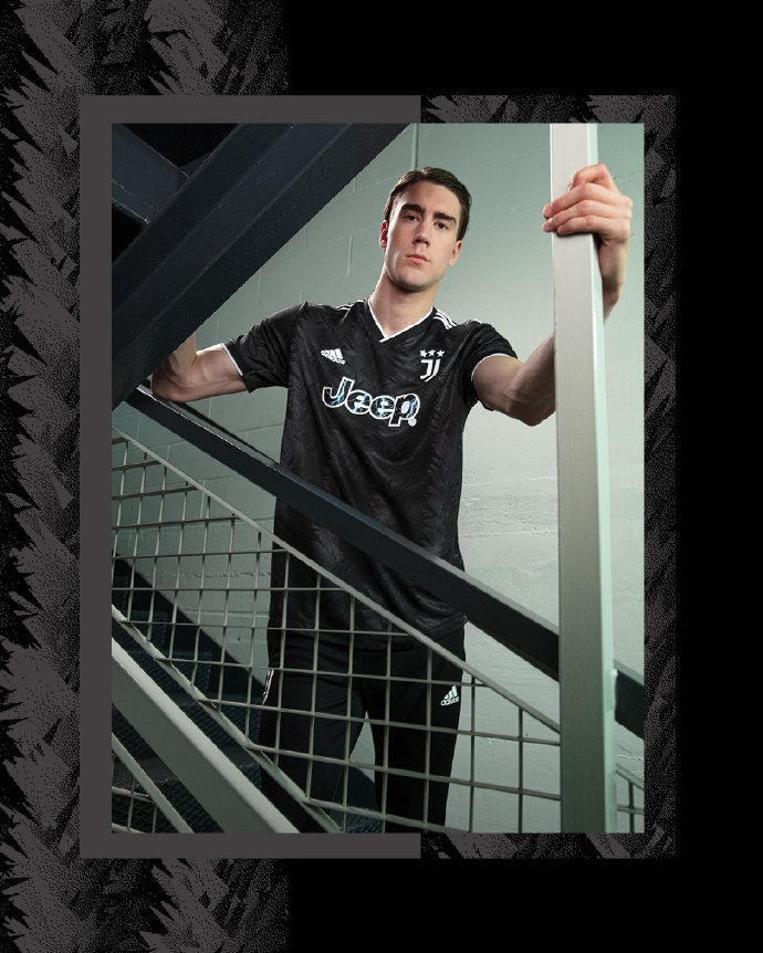 尤文发布新赛季客场球衣：黑色为主体，胸前赞助商标志有闪电图案