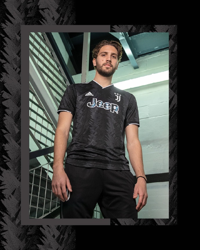 尤文发布新赛季客场球衣：黑色为主体，胸前赞助商标志有闪电图案
