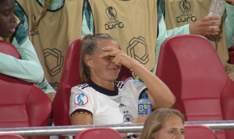 女足欧洲杯-又有门将的超级巨大失误！德国2-0奥地利晋级四强