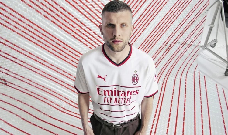 米兰新赛季客场球衣：纯白色搭配7条象征欧冠冠军的红黑条纹