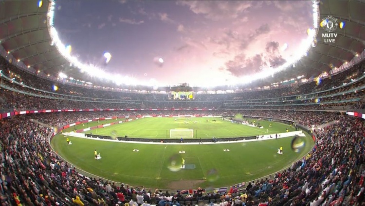 山雨欲来风满楼？曼联vs维拉赛前球场美景，吧友们速来欣赏！