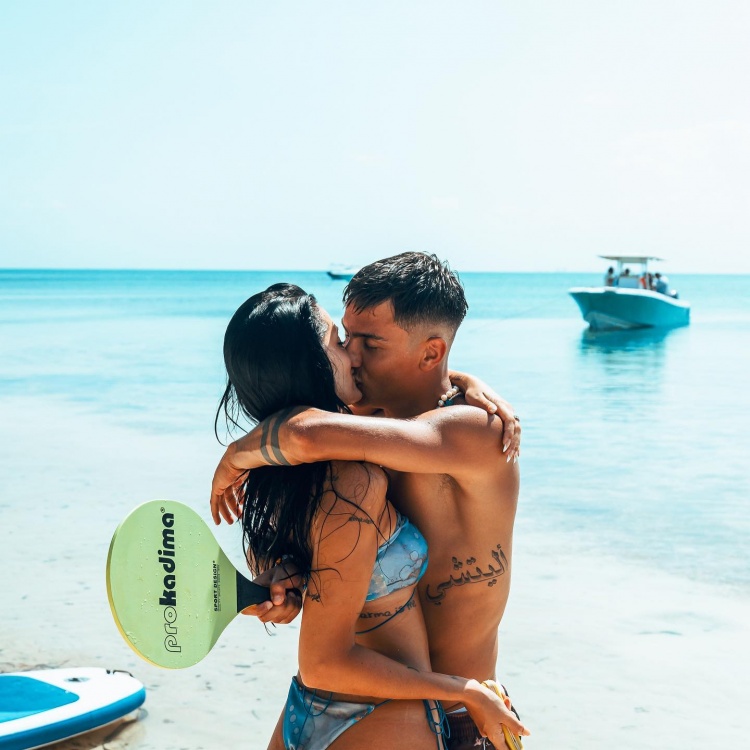 相恋4周年！迪巴拉与女友海边度假甜蜜亲吻❤️