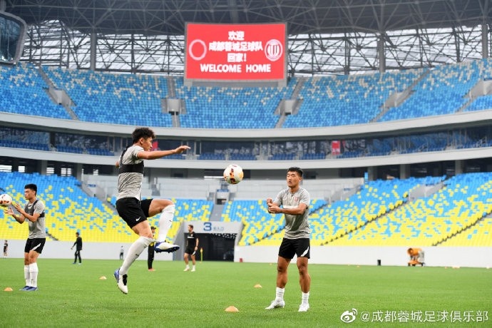 成都蓉城队在凤凰山体育公园专业足球场进行了踩场训练