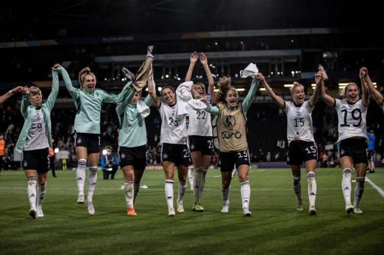 拜仁球员为德国女足欧洲杯决赛加油，马内穆勒诺伊尔出镜