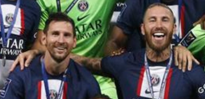 巴黎夺冠高清图：梅西、拉莫斯勾肩搭背