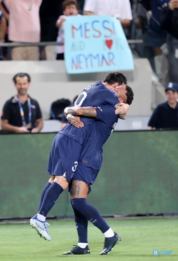 上半场各进一球，梅西和内马尔开心拥抱