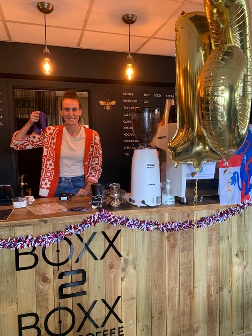 生活继续！夺冠五天后，英格兰女足球员斯科特戴奖牌回咖啡店上班