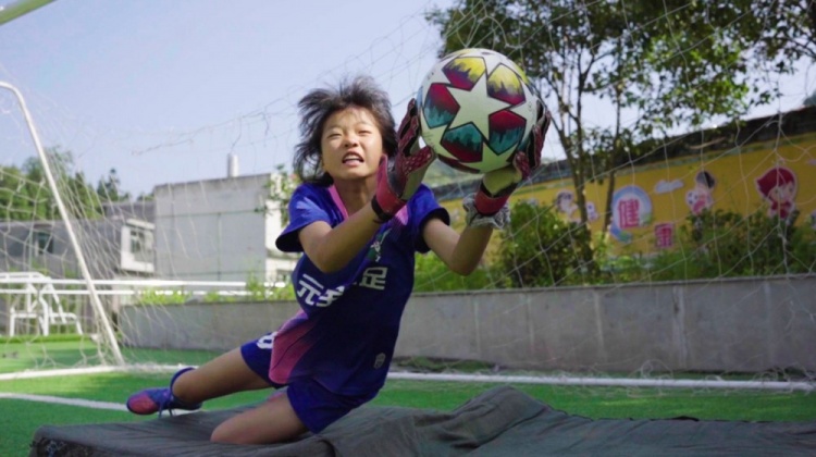 “追风计划”三年受益人数超4000，许多女孩因足球获更好升学机会