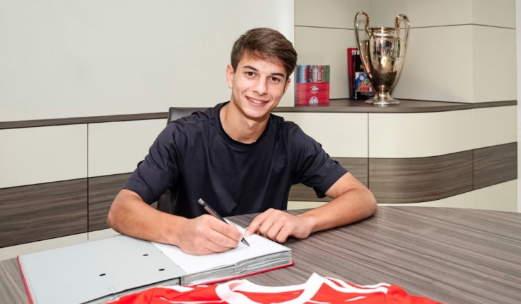 【QY球友会】官方：拜仁签下17岁格鲁吉亚中场帕卡泽，球员明夏正式加盟