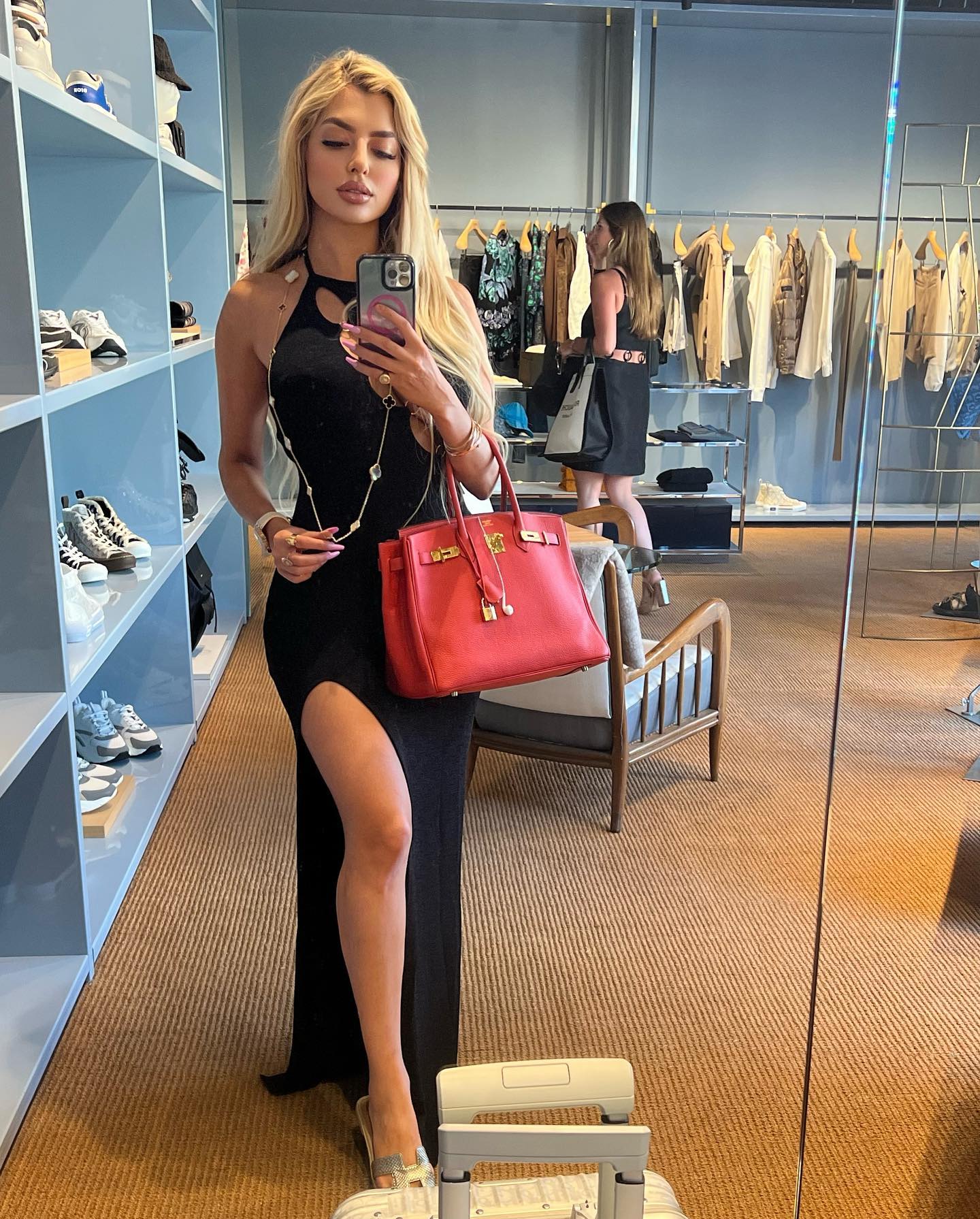 女友晒照庆祝贝弗利重回洛杉矶：为LA干杯??恭喜baby